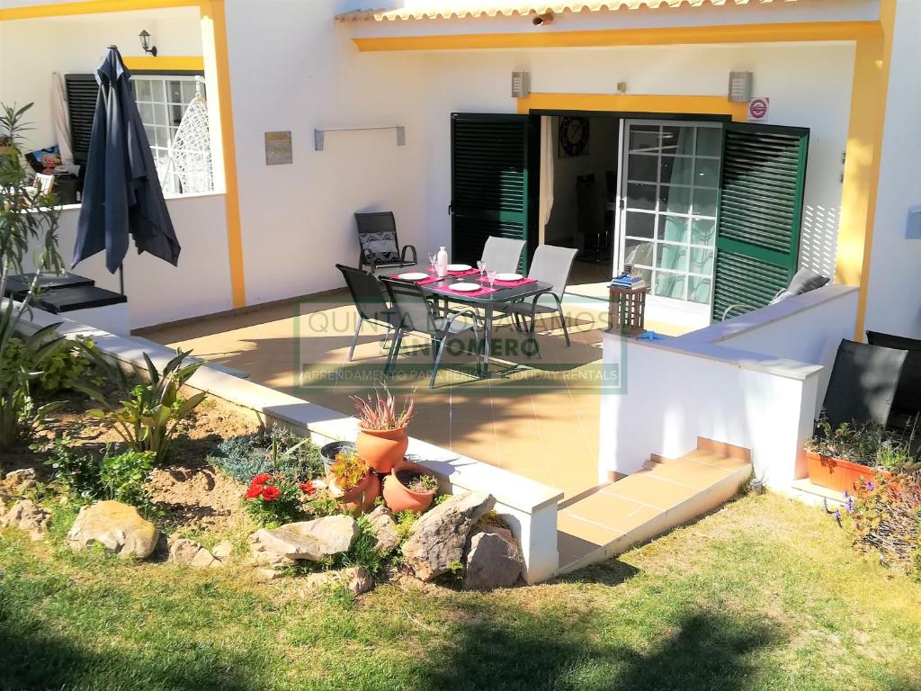 eine Terrasse in einem Haus mit einem Tisch und Stühlen in der Unterkunft Moradia Townhouse S Sebastião F in Guia