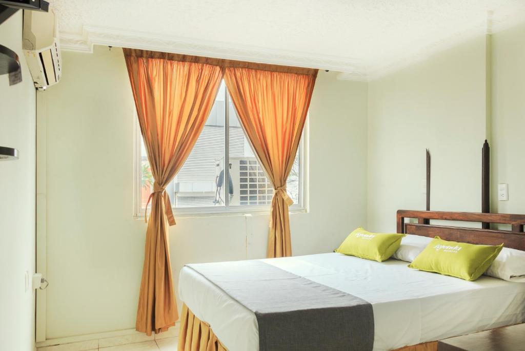 a bedroom with a bed and a window at Ayenda 1506 La Puerta del Sol in Bucaramanga