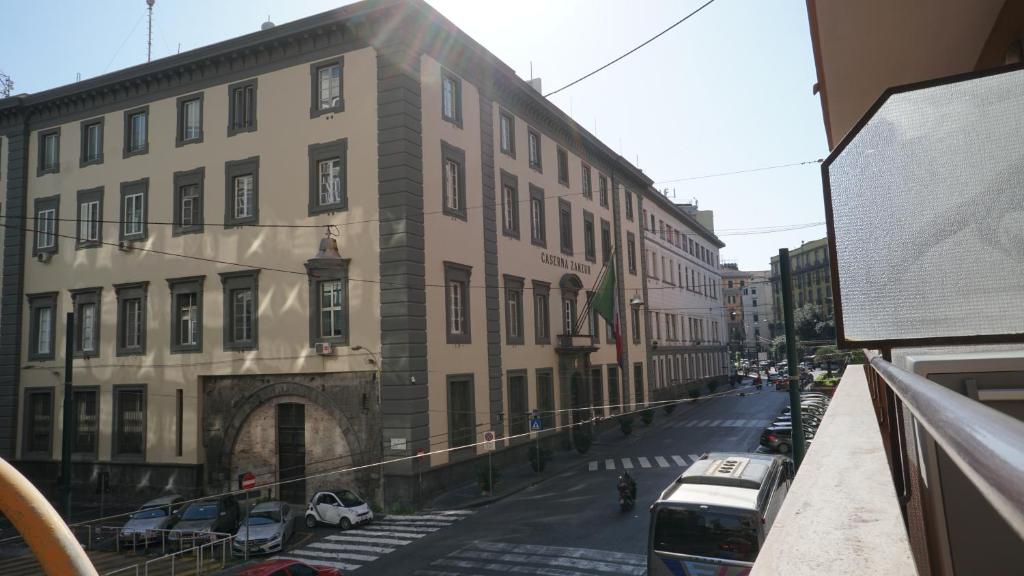ulica miejska z samochodami zaparkowanymi przed budynkami w obiekcie La Preziosa Apartment w mieście Neapol
