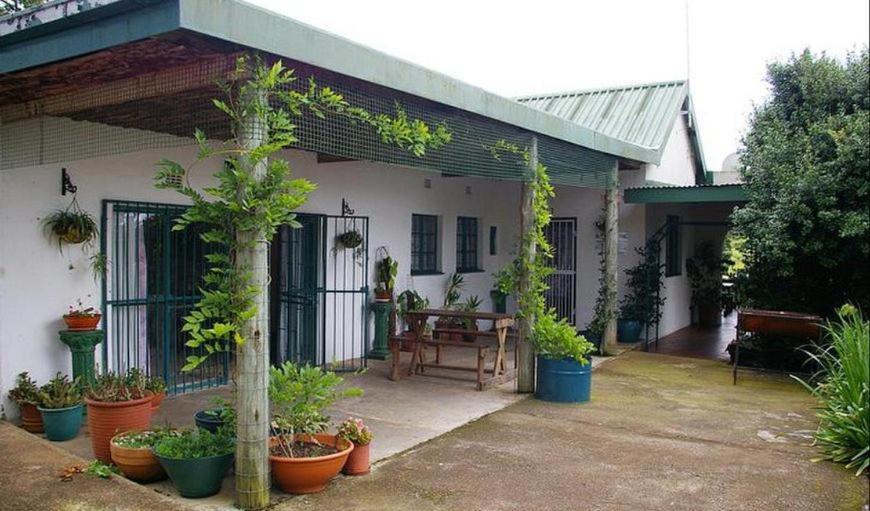 een huis met een stel potplanten ervoor bij Old Post Office Inn in Graskop
