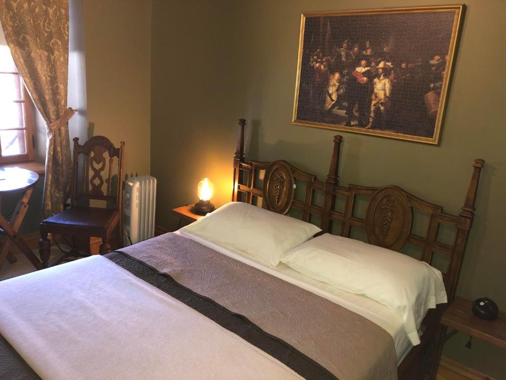 Postel nebo postele na pokoji v ubytování Manoir Ramezay