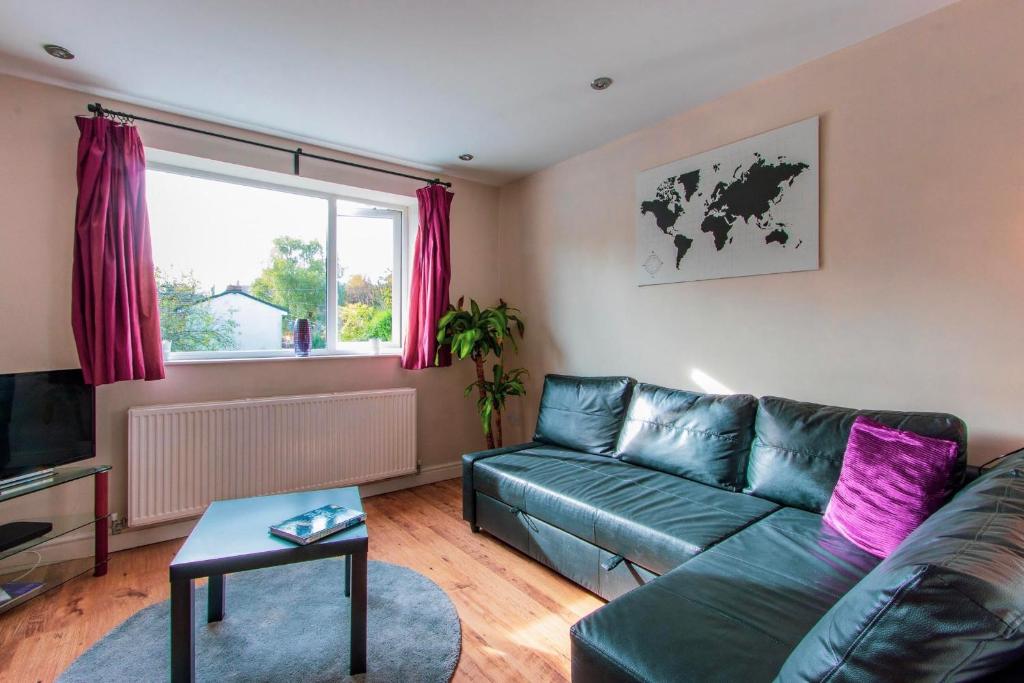 Spacious 3 Bedroom Apartment - FREE PARKING!