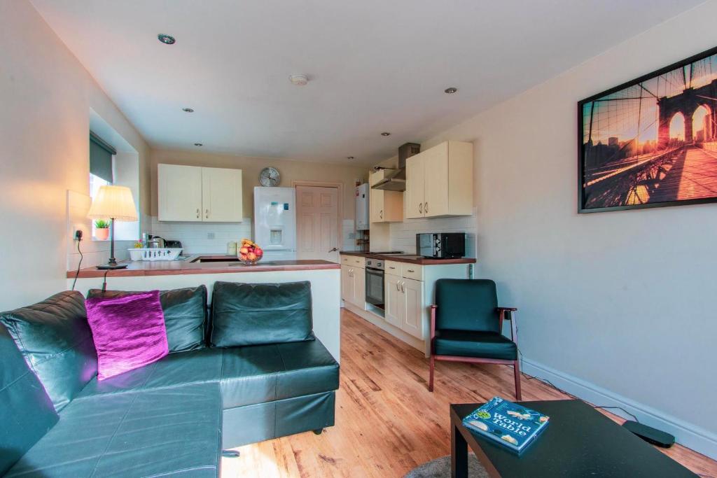 Spacious 3 Bedroom Apartment - FREE PARKING!
