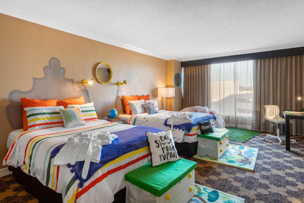 Omni Houston Hotel - Kids Sensory Suite Kinderkamer 2 Queensize Bedden Component