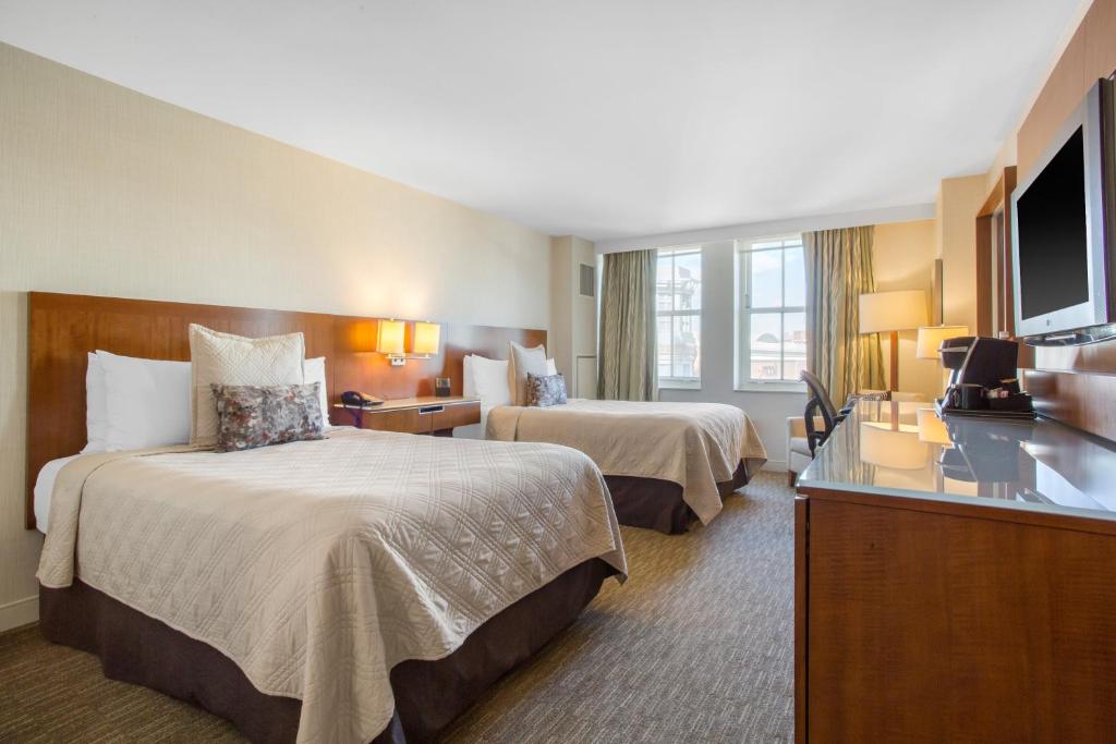 Omni Providence - Accessible Deluxe Room With Roll In Shower And 2 Double Beds East Tower