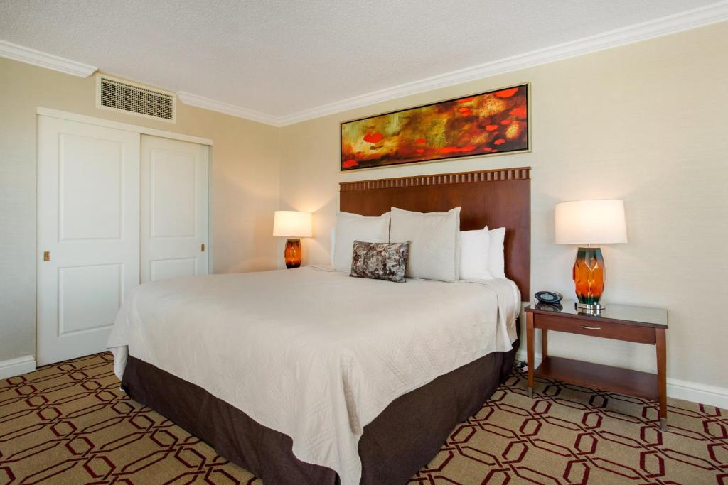 Omni Providence - Corner Suite 1 King Bed