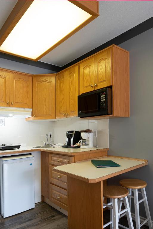 Kuchyň nebo kuchyňský kout v ubytování Tiki Shores Inn & Suites