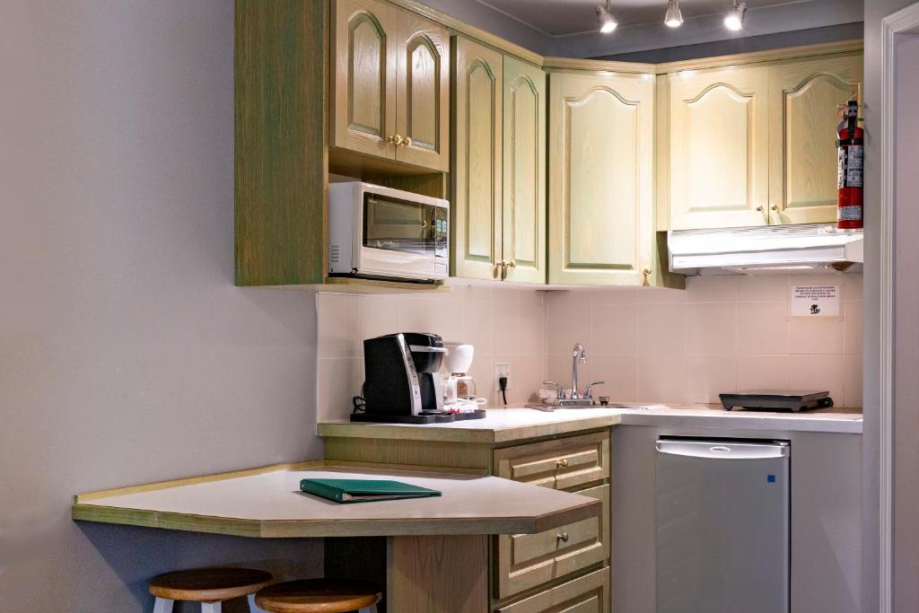 Kuchyň nebo kuchyňský kout v ubytování Tiki Shores Inn & Suites