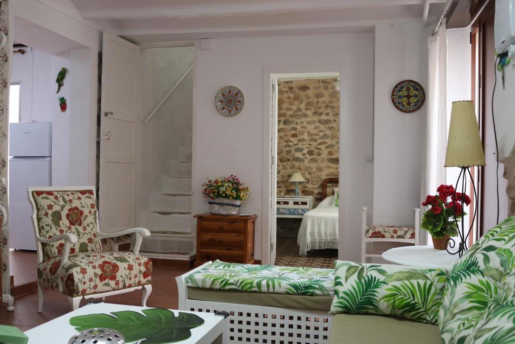 a living room with a couch and a table at Rosita Casa Rural in Estivella