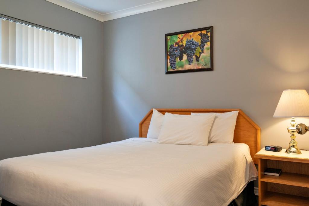 Postel nebo postele na pokoji v ubytování Tiki Shores Inn & Suites