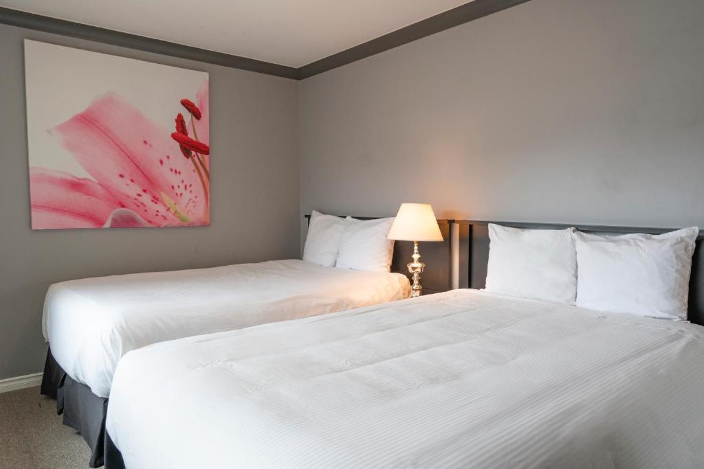 Postel nebo postele na pokoji v ubytování Tiki Shores Inn & Suites