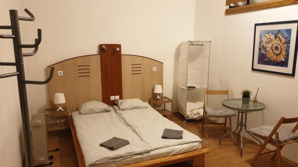A bed or beds in a room at apartman Deisi