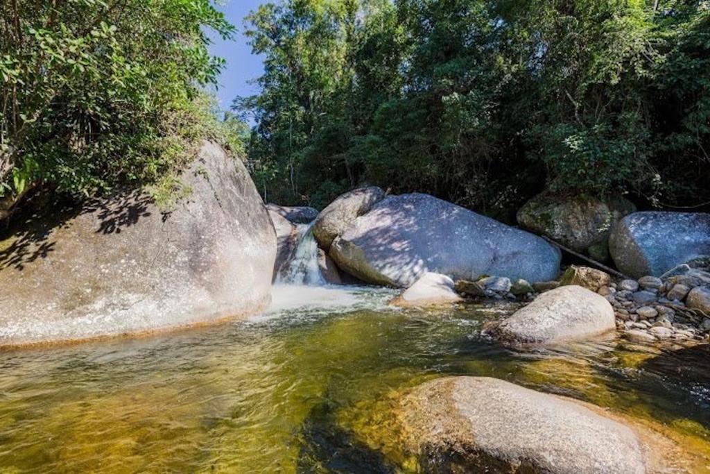 帕拉蒂的住宿－Sitio Namaste Paraty，一条有岩石和树木的水流