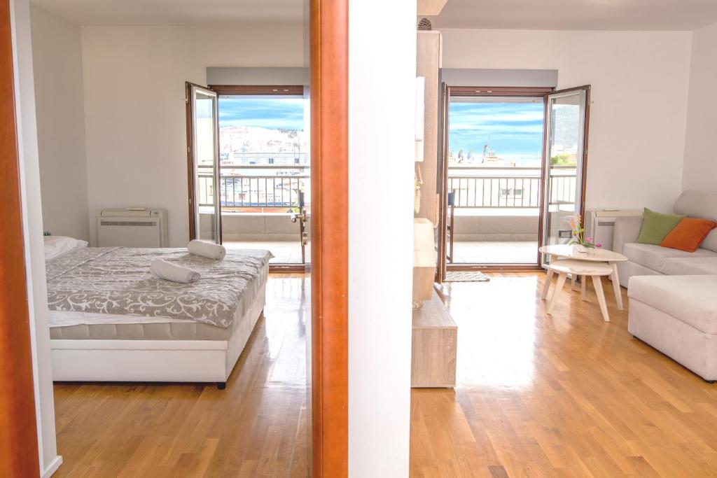 バールにあるApartment Stefanoのベッド1台とリビングルームが備わる客室です。