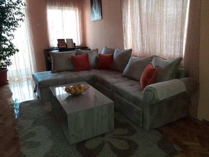- un salon avec un canapé et une table basse dans l'établissement Guest House Ivan, à Budva