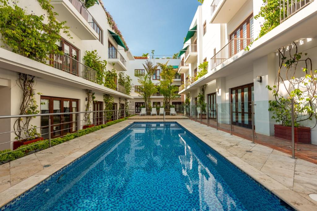 ein Schwimmbad im Innenhof eines Gebäudes in der Unterkunft Apartamento Virrey in Cartagena de Indias