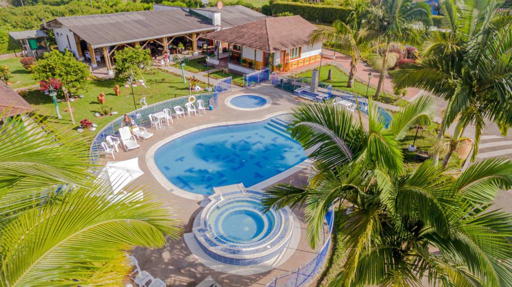 una vista aérea de un complejo con piscina en Hotel Las Aldeas, en Montenegro