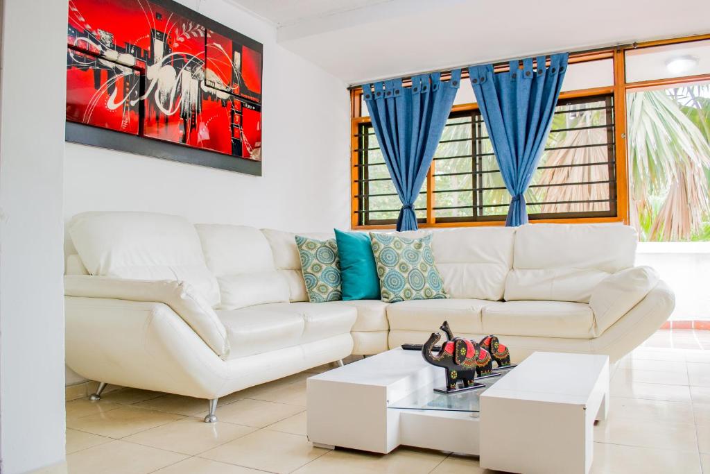 uma sala de estar com um sofá branco e uma mesa em Hotel Ocean View em Cartagena das Índias