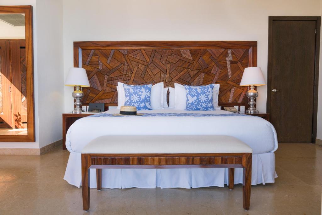 Postel nebo postele na pokoji v ubytování Grand Miramar All Luxury Suites & Residences