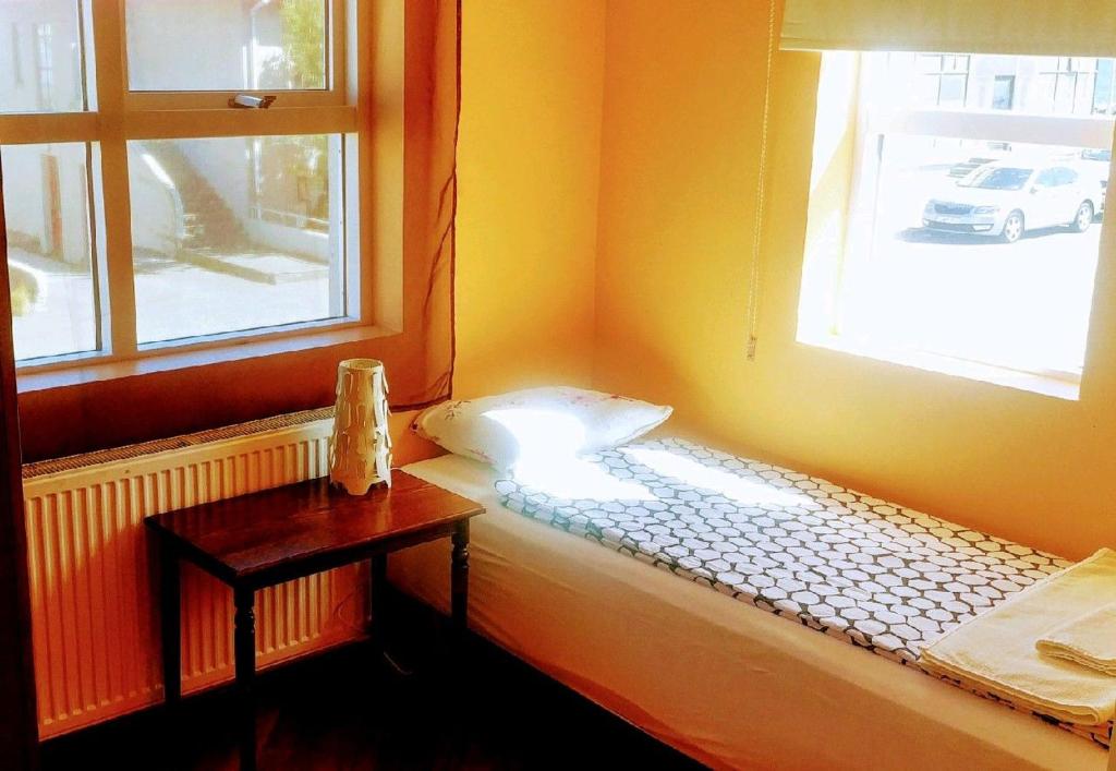 Zimmer mit einer Bank neben einem Fenster in der Unterkunft KEFBED Town Center in Keflavík