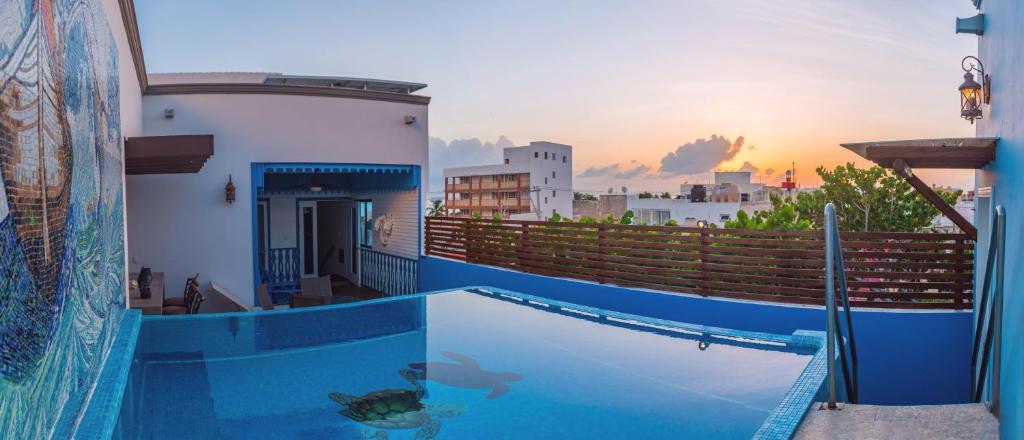 uma piscina com uma pintura de uma cidade em Casa Barco Hotel Boutique em Isla Mujeres