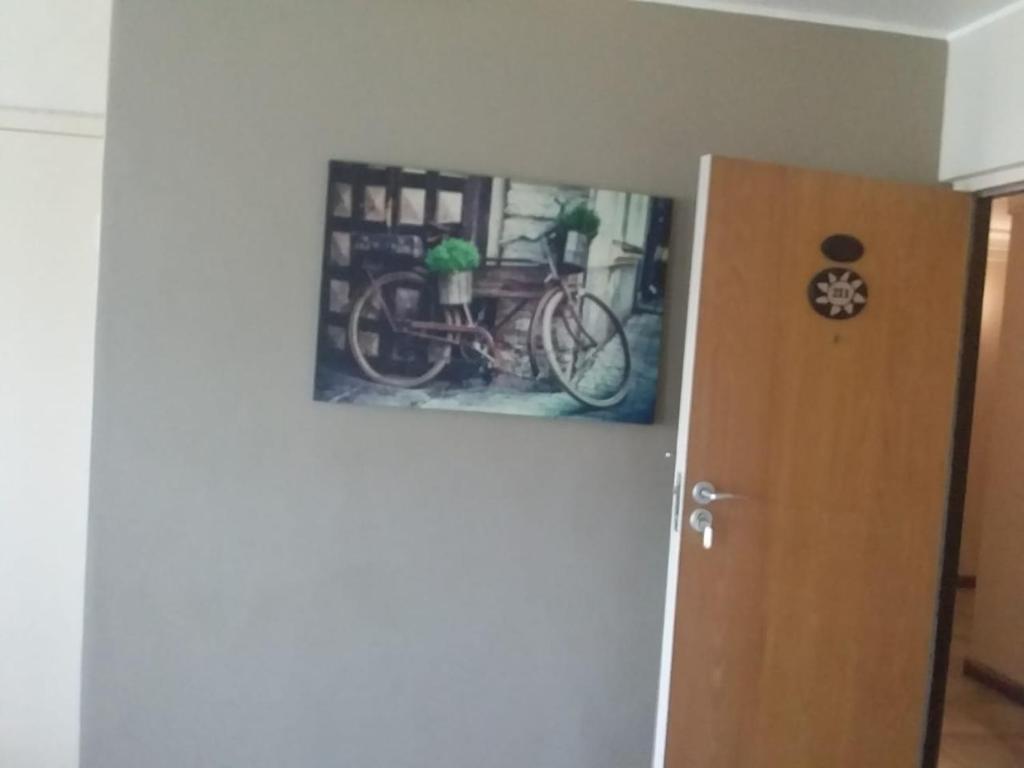 史特蘭的住宿－Sunset 786 Holidays 211，挂在墙上的自行车照片