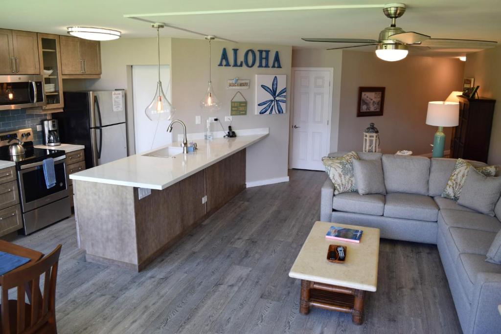 cocina y sala de estar con sofá y mesa en Maui Sunset B215, en Kihei