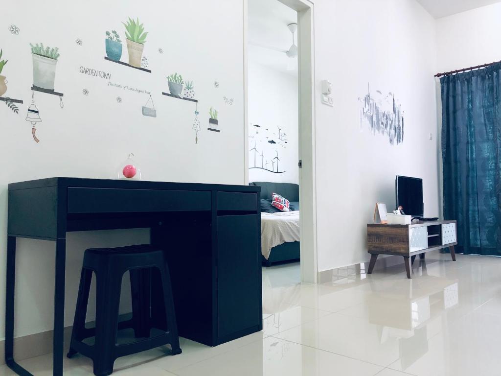 Habitación con escritorio negro y cama en CozySoho-Cyberjaya,Netflix provided,fit 5pax, en Cyberjaya
