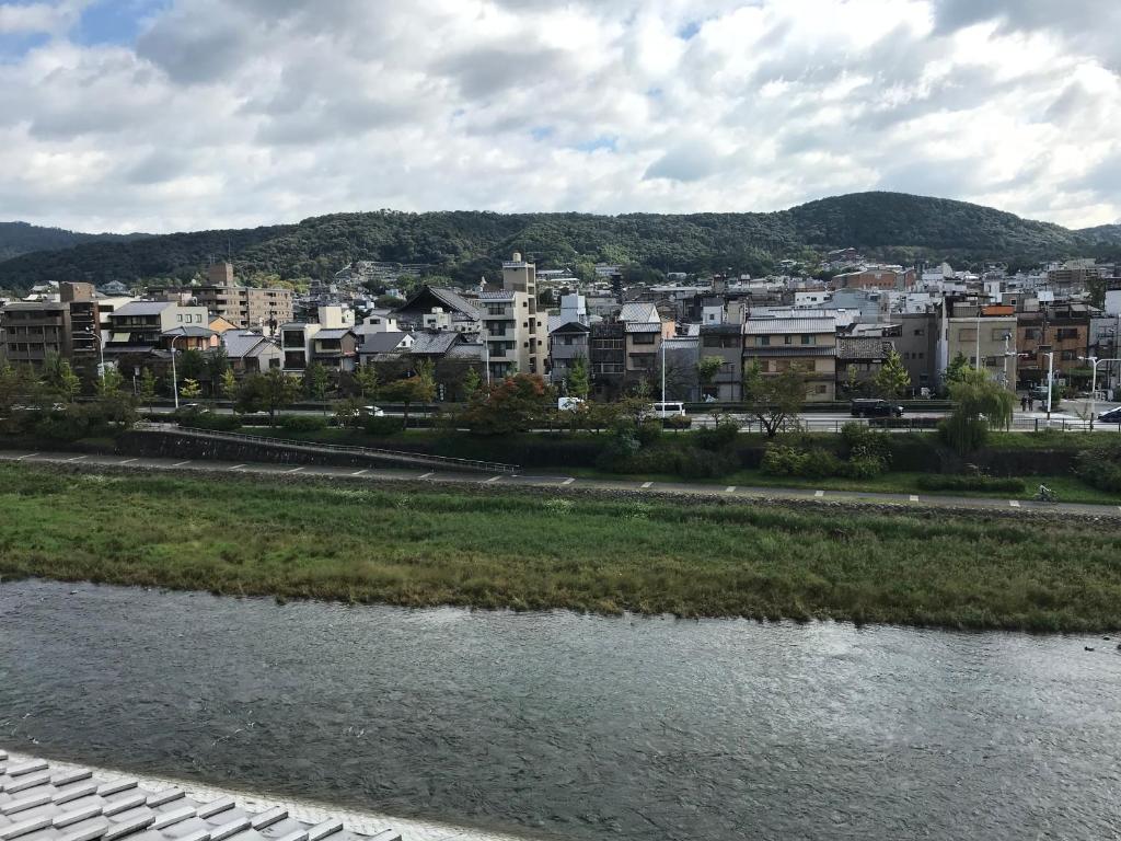 vista su una città con un fiume e su edifici di Tazuru a Kyoto