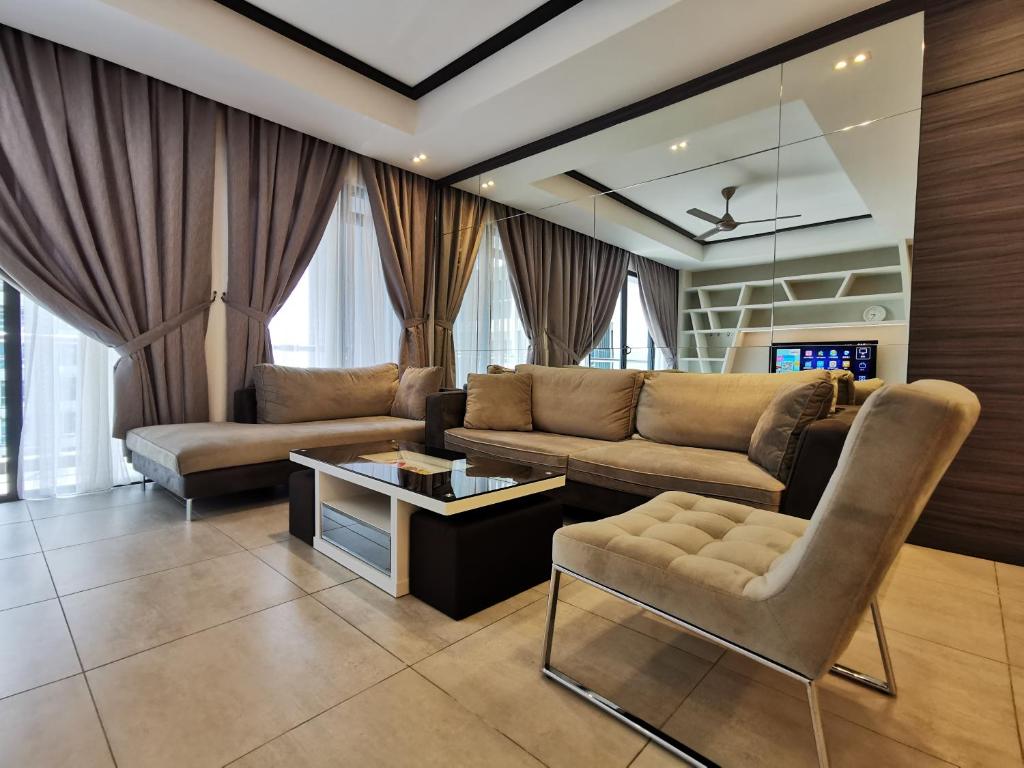 ein Wohnzimmer mit einem Sofa und einem Tisch in der Unterkunft Mykey Atlantis A-31-09 Melaka City in Malakka