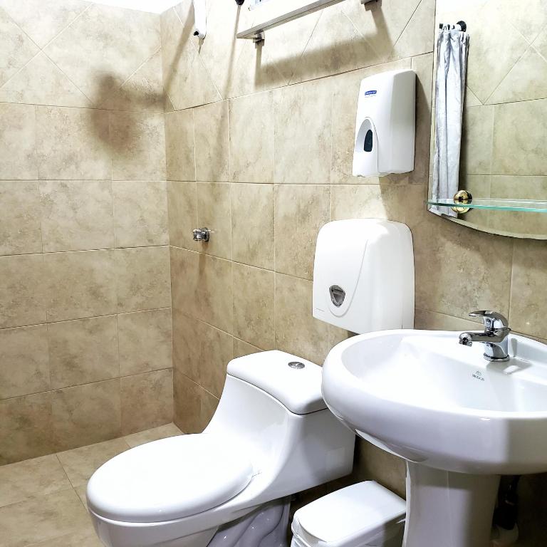 Koupelna v ubytování DC Suites Aeropuerto