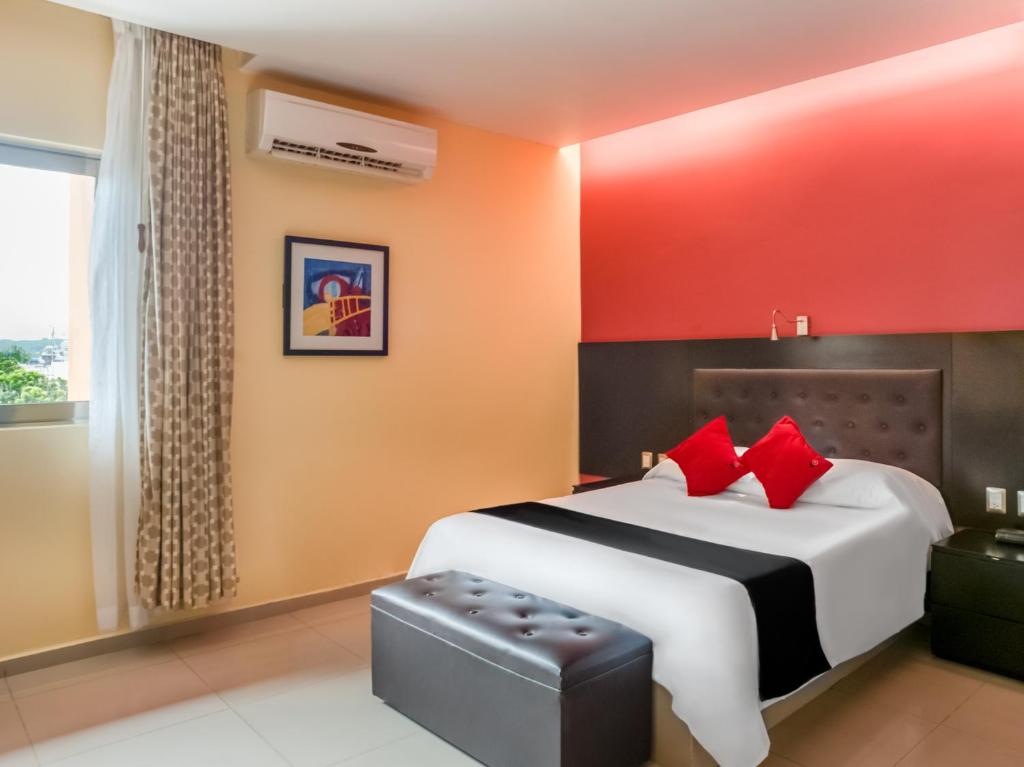 Postel nebo postele na pokoji v ubytování Veracruz Suites Hotel