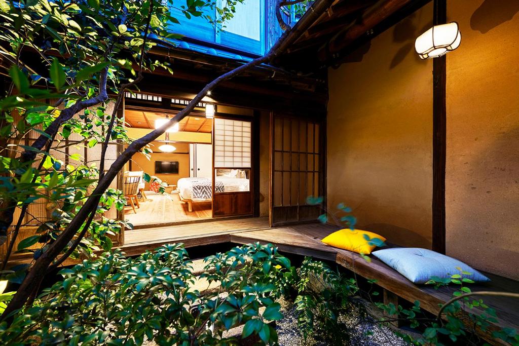 uma casa com duas almofadas sentadas num alpendre em Tomonoura Shiomachi Hotel em Fukuyama