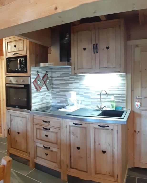 Kuchyň nebo kuchyňský kout v ubytování Chalet L' ADRET