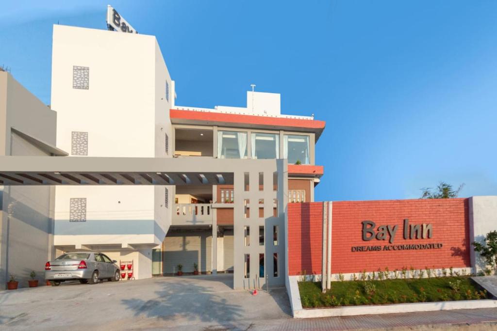 budynek z napisem "Bay Inn" w obiekcie BAY INN w mieście Ćennaj