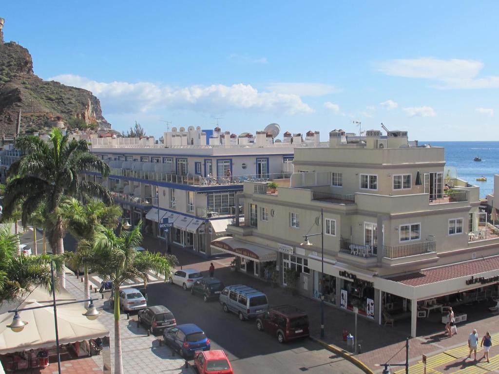 een luchtzicht op een straat met gebouwen en de oceaan bij Appartment Playa Mogan Hungaria 4 in Puerto de Mogán