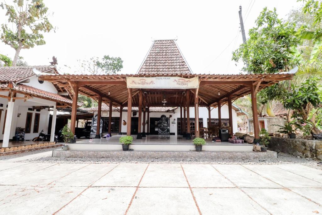 einen Pavillon im Innenhof eines Hauses in der Unterkunft Griya Erlangga Homestay in Yogyakarta