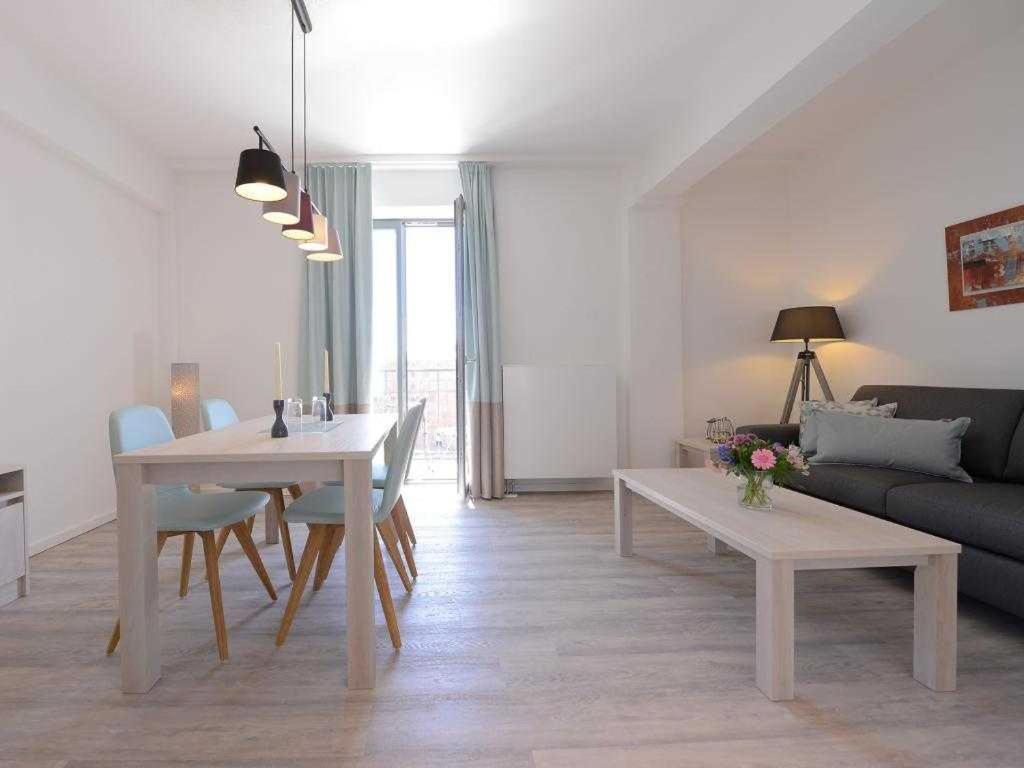 - un salon avec une table et un canapé dans l'établissement Ohlerich Speicher App_ 23, à Wismar