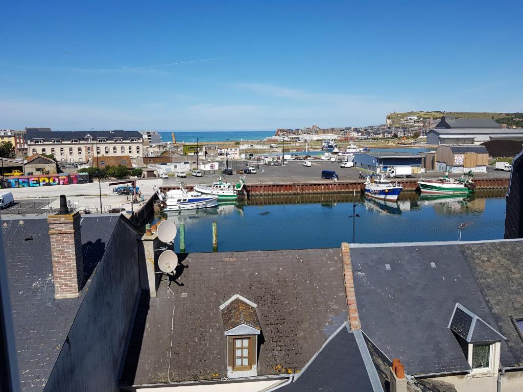 - une vue sur un port de plaisance avec des bateaux dans l'eau dans l'établissement La Nacelle, classée 3 étoiles, vue dégagée port et mer, au Tréport