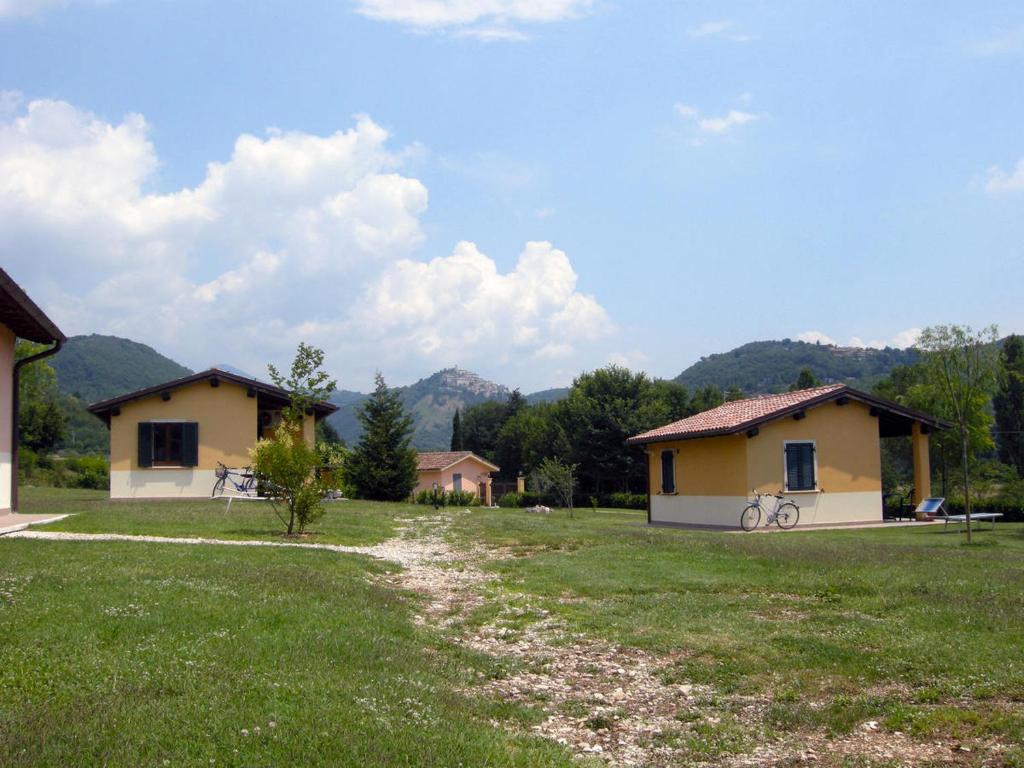 Quelques petites maisons dans un champ dans l'établissement Residence Albornoz, à Piediluco