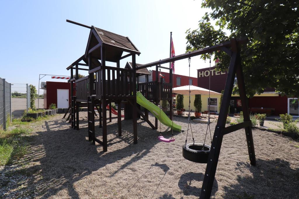 Herní místnost nebo prostor pro děti v ubytování iQ-Hotel
