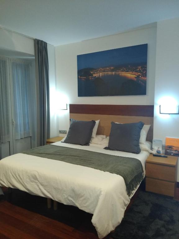 Posteľ alebo postele v izbe v ubytovaní Hostal San Sebastian Centro