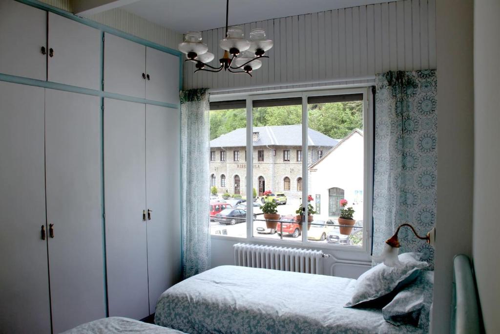 - une chambre avec un lit et une fenêtre dans l'établissement Casa l'avia, à Ribes de Freser