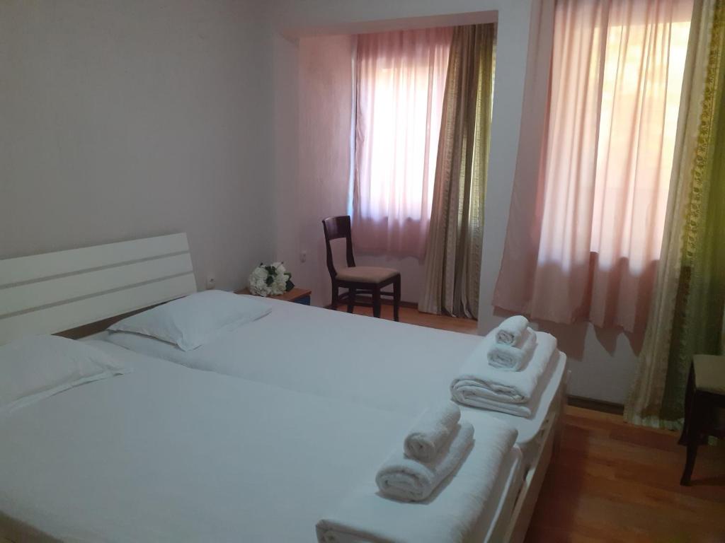 una camera da letto con un letto e due asciugamani di Семеен Хотел Хайдутите a Sandanski