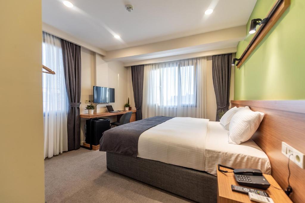 Pokój hotelowy z łóżkiem i biurkiem w obiekcie Bram Hotel Istanbul w Stambule