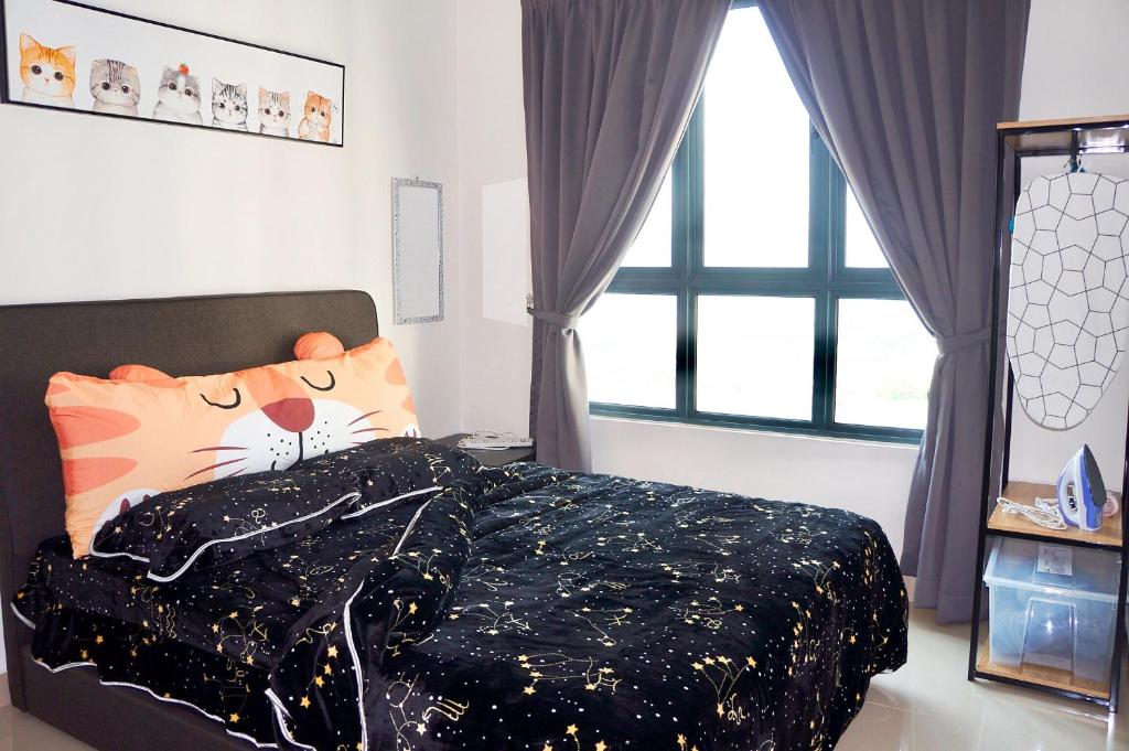サイバージャヤにあるDeerSoho-Cyberjaya,fit 6pax,Netflix providedのベッドルーム1室(猫用枕付きのベッド1台、窓付)
