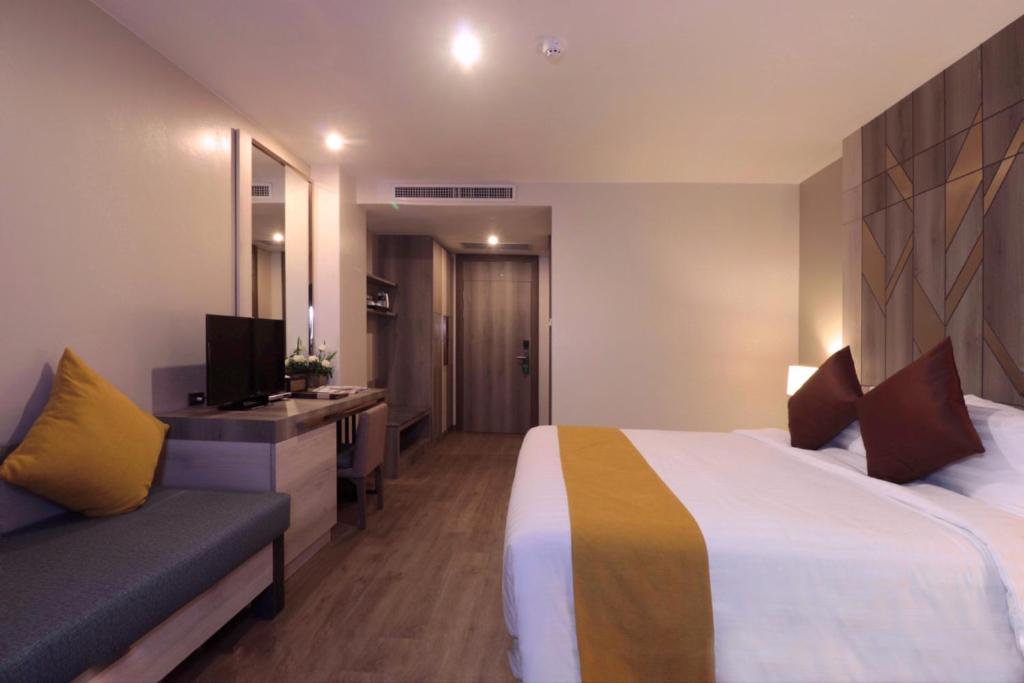 Postel nebo postele na pokoji v ubytování Andakira Hotel - SHA Extra Plus