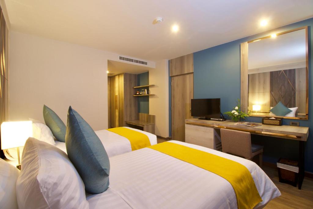 Postel nebo postele na pokoji v ubytování Andakira Hotel - SHA Extra Plus