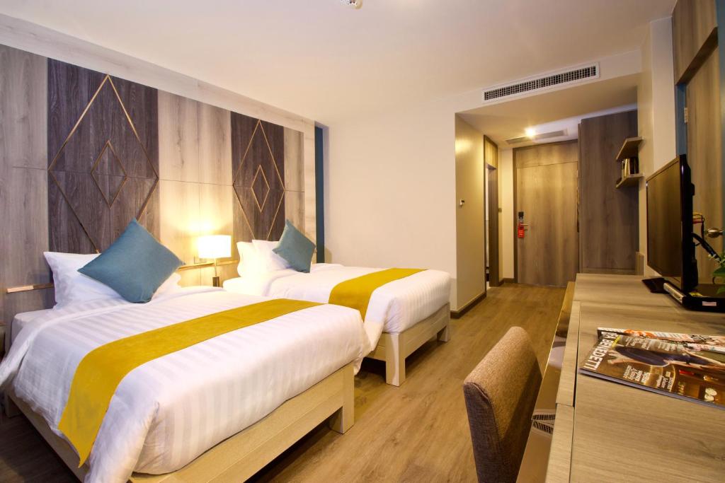 Postel nebo postele na pokoji v ubytování Andakira Hotel - SHA Extra Plus