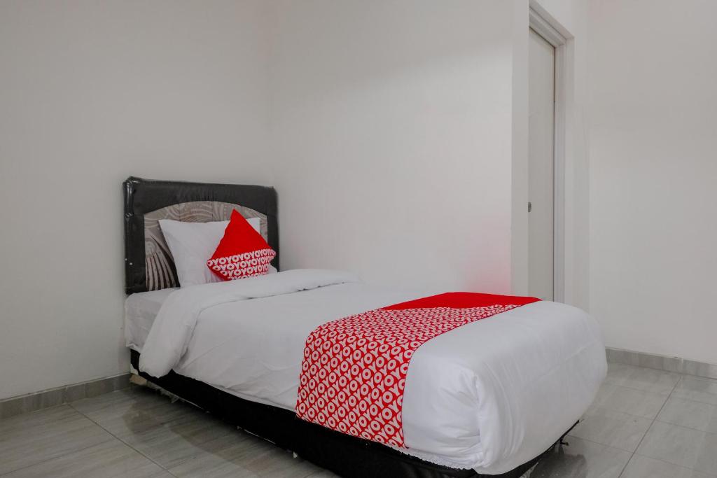 Postel nebo postele na pokoji v ubytování Super OYO Capital O 1176 J3 Residence Syariah